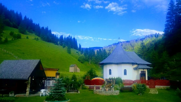 Biserica și pensiunea lui Gigi Becali din Bucovina