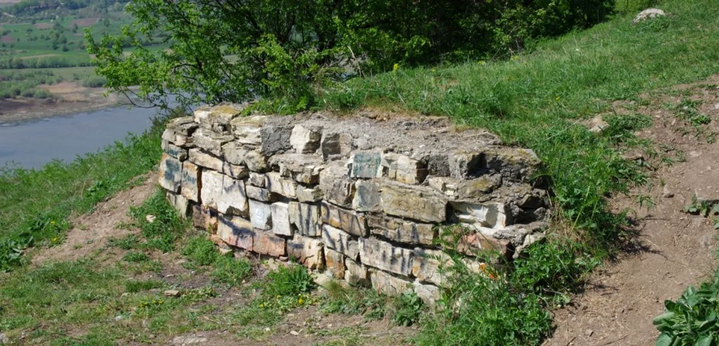 Ruine din zidurile fortificaţiei dacice Petrrodava FOTO wikimapia
