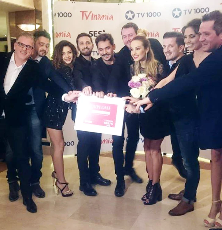 Echipa de la „Neatza cu Răzvan și Dani” a primit bucuroasă trofeul acordat la gala TV Mania Stars