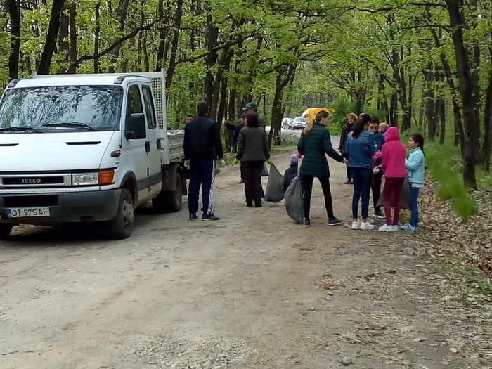 Mai mulţi voluntari şi-au adus şi copiii la acţiune