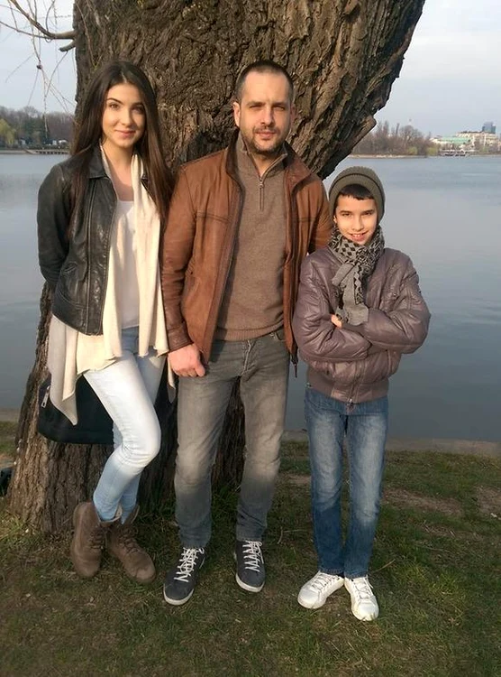 Mădălin Ionescu, alături de cei doi copii ai săi, la o plimbare prin parc