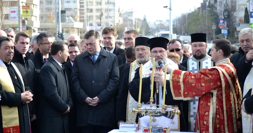 Baroni şi preoţi băcăuani în campanie electorală. Romeo Stavarache (arest) şi Ioachim Băcăuanul FOTO Mircea Merticariu