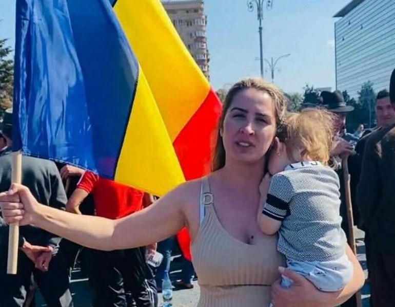 Din avocată, ciobăniță influencer care vinde brânză pe TikTok. Povestea incredibilă a tinerei băcițe care și-a alăptat fiica în Piața Victoriei