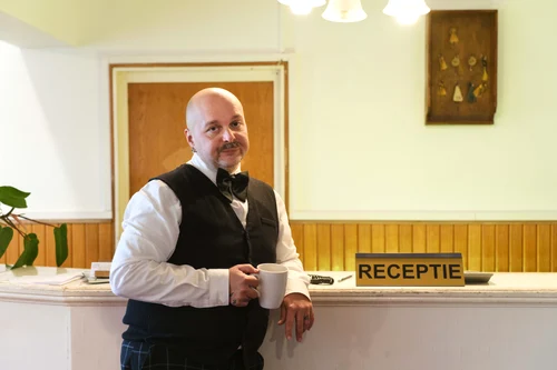 Carismaticul Zarug sau pe numele lui adevărat Mihai Zarug (44 de ani) apare în producția „Betoane”, noul serial de comedie de pe VOYO