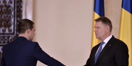 Preşedintele Klaus Iohannis o felicită pe Bogdan Gheorghe Trif  după depunerea jurământului de investitură în funcţia de ministru al Turismului FOTO Mediafax / Alexandru Dobre