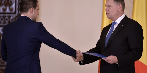 Preşedintele Klaus Iohannis o felicită pe Bogdan Gheorghe Trif după depunerea jurământului de investitură în funcţia de ministru al Turismului FOTO Mediafax / Alexandru Dobre