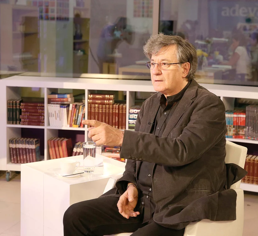 Ion Caramitru,  directorul Teatrului  Naţional, câştigă lunar  suma de 5.200 de euro
