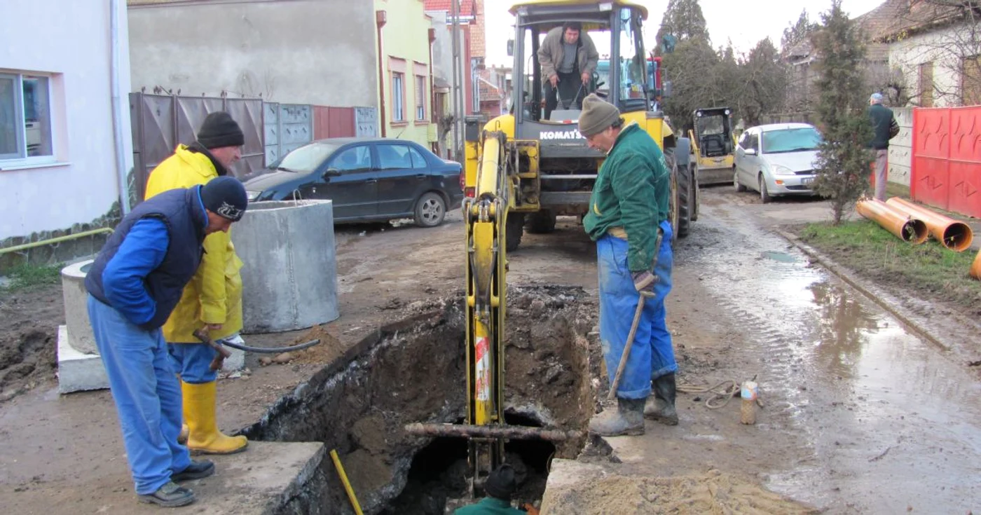Muncitorii nu ţin cont de vremea rece.