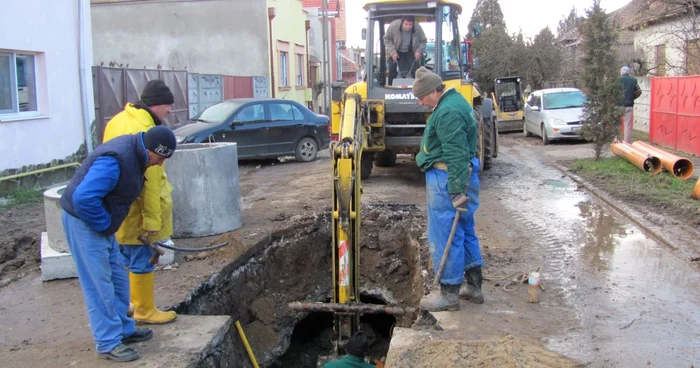 Muncitorii nu ţin cont de vremea rece.