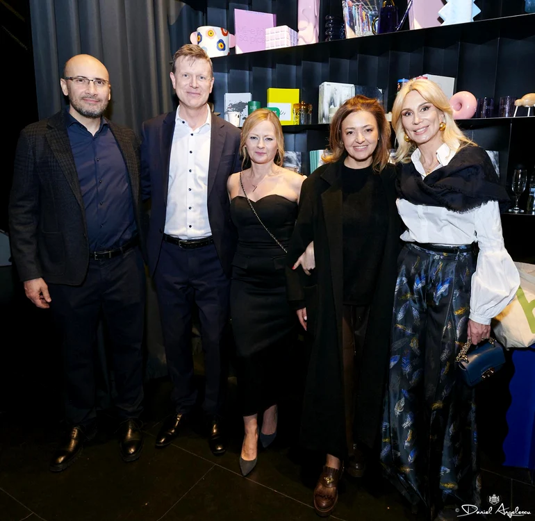  Lucie și Gill Portman, alături de o parte dintre invitați. FOTO Daniel Angelescu