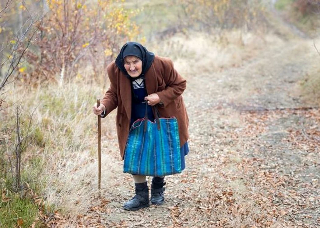 Lucreţia Cîra merge săptămânal pe jos 10 kilometri pentru a-şi putea cumpăra pâine. Foto: Marius Turc