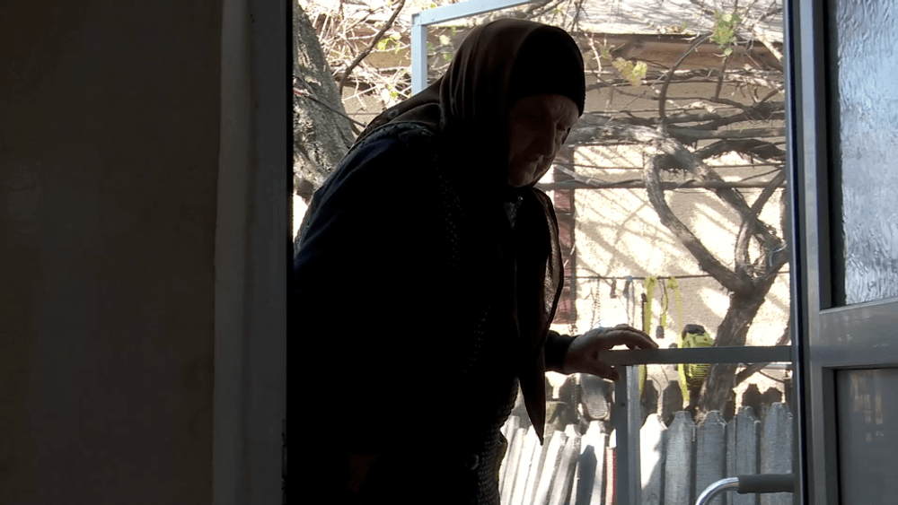 VIDEO Drama bătrânilor care fac economie la curent și lemne de frica unei ierni grele: „Ne e frică să aprindem un bec...”