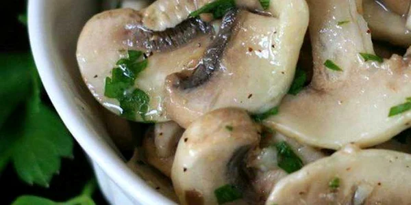 Salată de ciuperci champignons