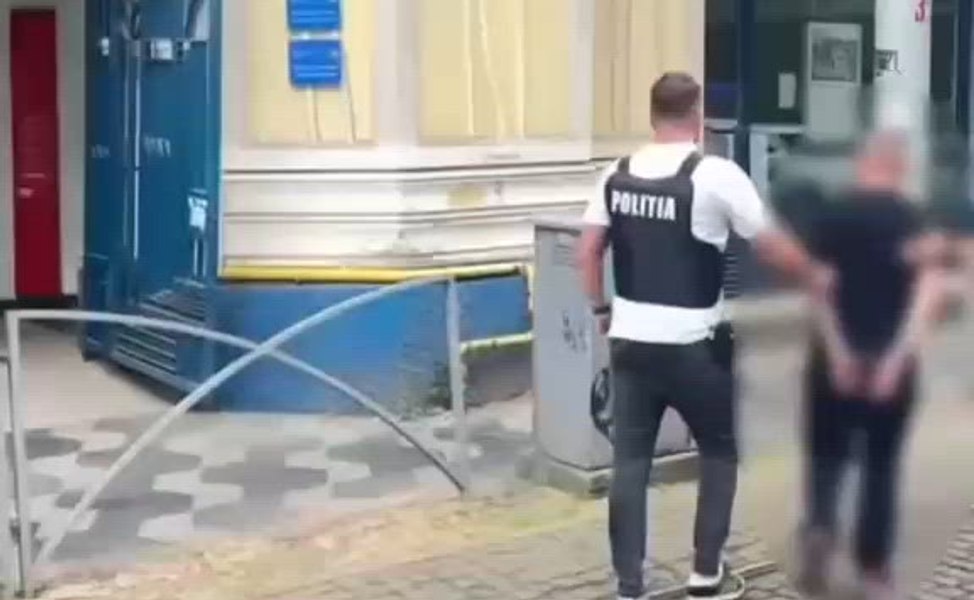 Un bărbat în scaun cu rotile, tâlhărit pe o stradă