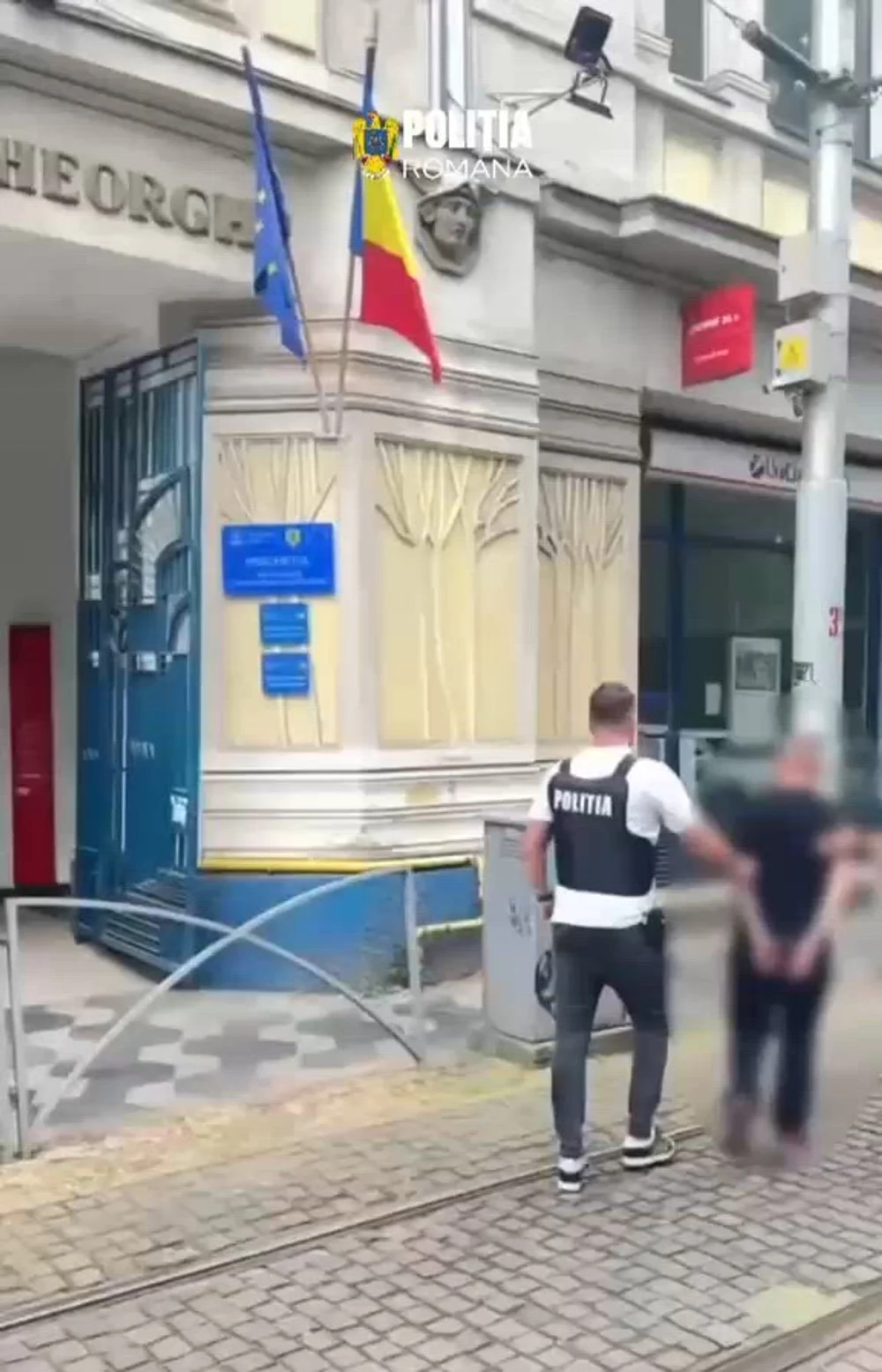 Un bărbat în scaun cu rotile, tâlhărit pe o stradă din București. Suspectul a fost prins cu ajutorul unui trecător