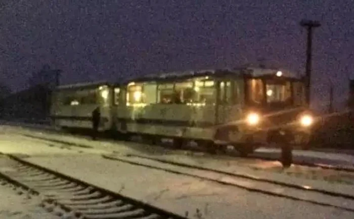 
    Trenul s-a oprit în Gara Seinifoto: voceatransilvaniei.ro  