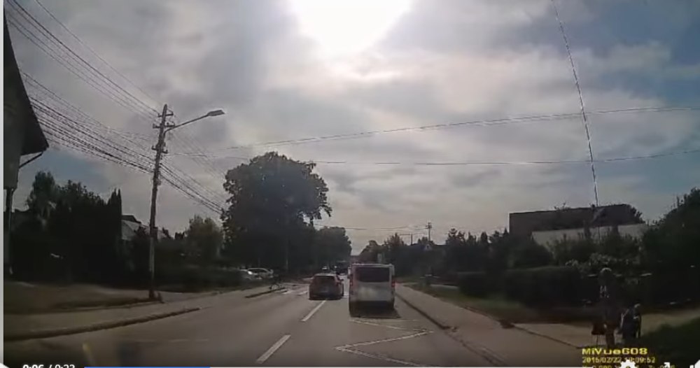 Momentul în care un șofer face o depășire periculoasă în apropierea unei treceri, în Suceava, și evită la limită un copil care traversa VIDEO