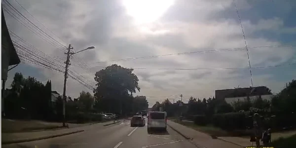 captura foto   Momentul in care un sofer depăseste pe trecerea de pietoni din Suceava png