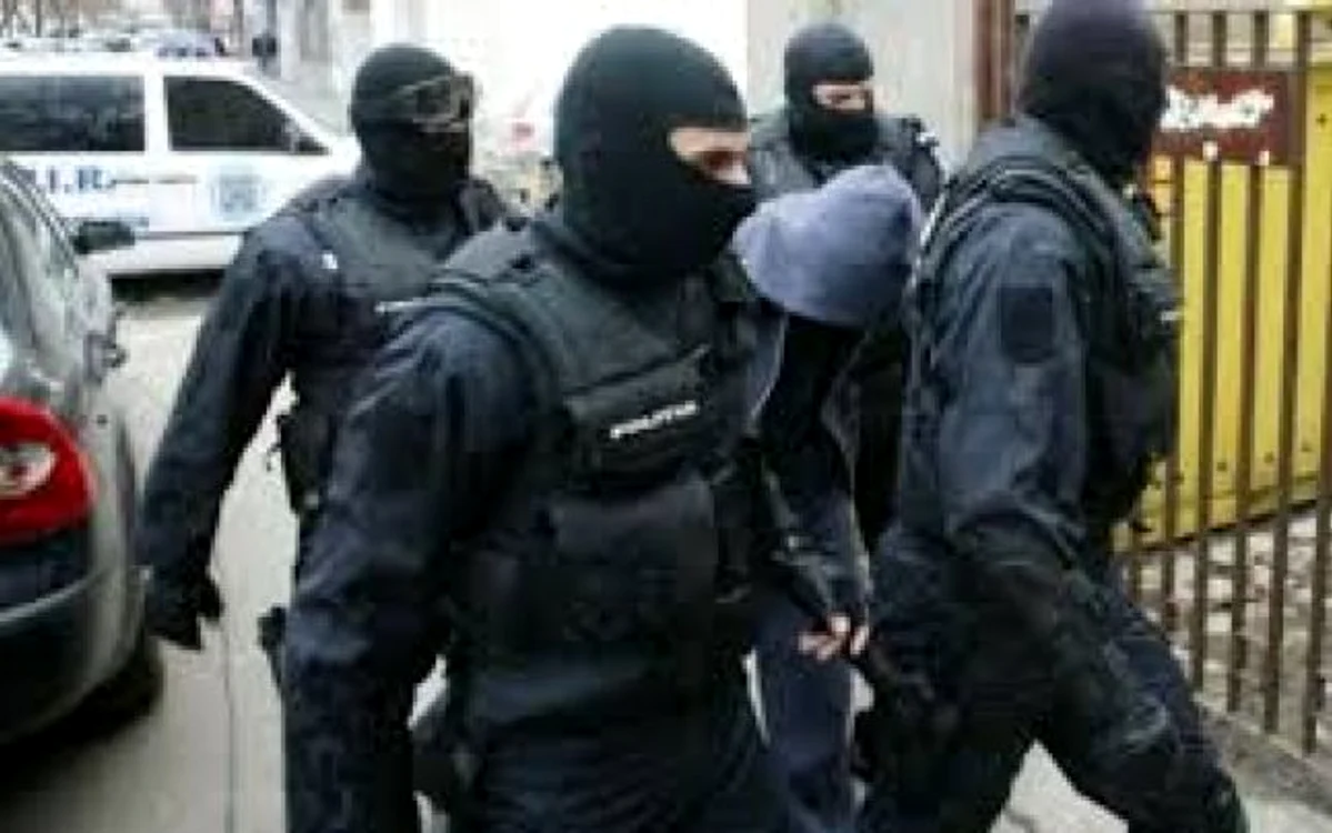 
    Oamenii legii i-au percheziționat locuința lui Vasile CireașăFoto: adevarul.ro  