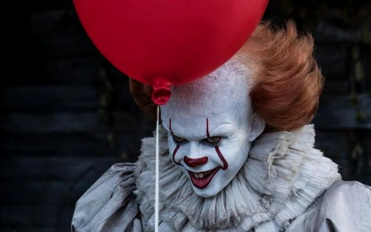 Maleficul clov Pennywise este interpretat de actorul Bill Skarsgård FOTO Cinemagia