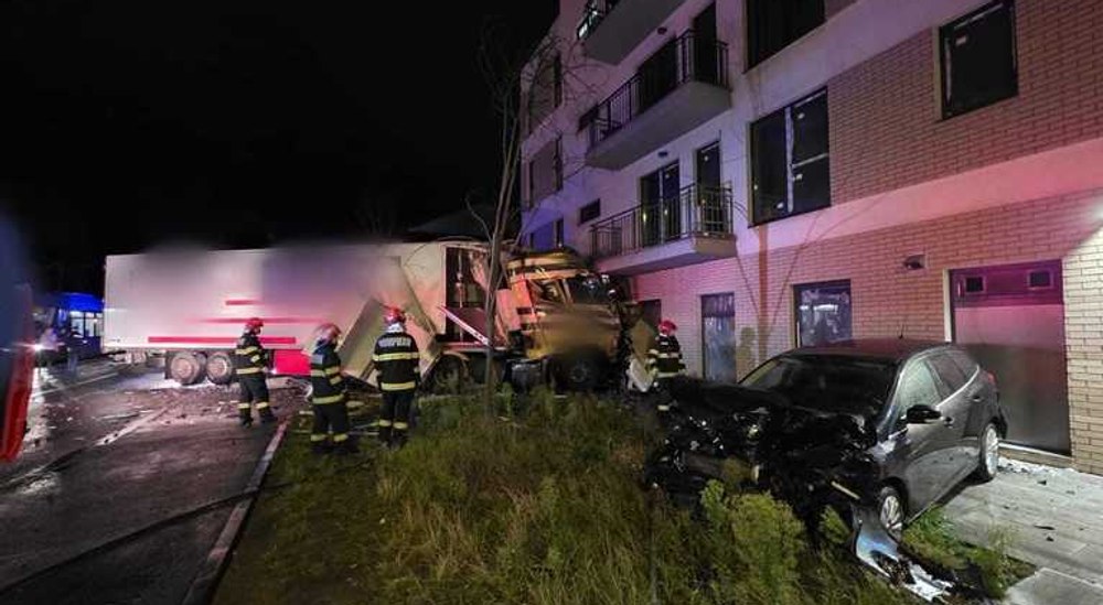 TIR scăpat de sub control la Cluj-Napoca: a lovit două mașini și s-a oprit într-un bloc