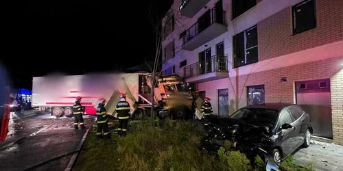 accident cluj un tir s a izbit de un bloc jpg
