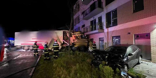 accident cluj un tir s a izbit de un bloc jpg