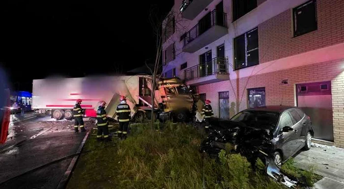 Un tir s-a izbit de un bloc după ce a lovit 2 mașini FOTOT: ISU Cluj