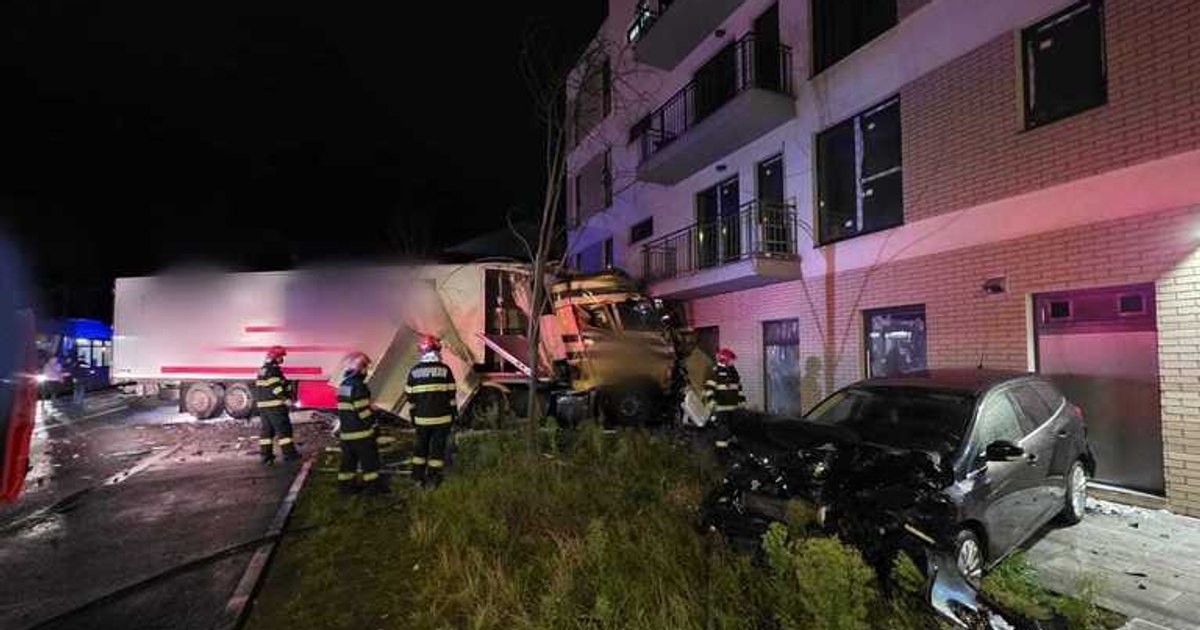 Accident grav în Cluj-Napoca: TIR izbit două mașini și un bloc