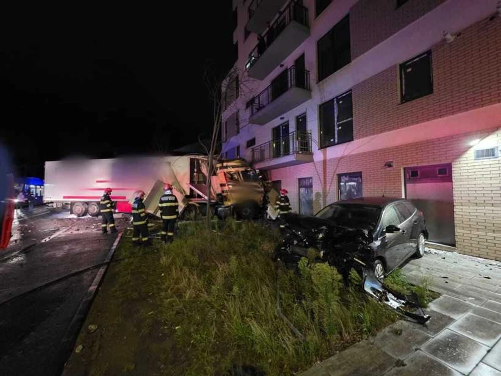 TIR scăpat de sub control la Cluj-Napoca: a lovit două mașini și s-a oprit într-un bloc