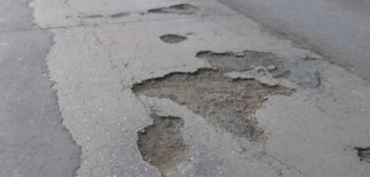 Drumul este plin de gropi, iar şoferii riscă să îli rupă maşinile. FOTOArhivă