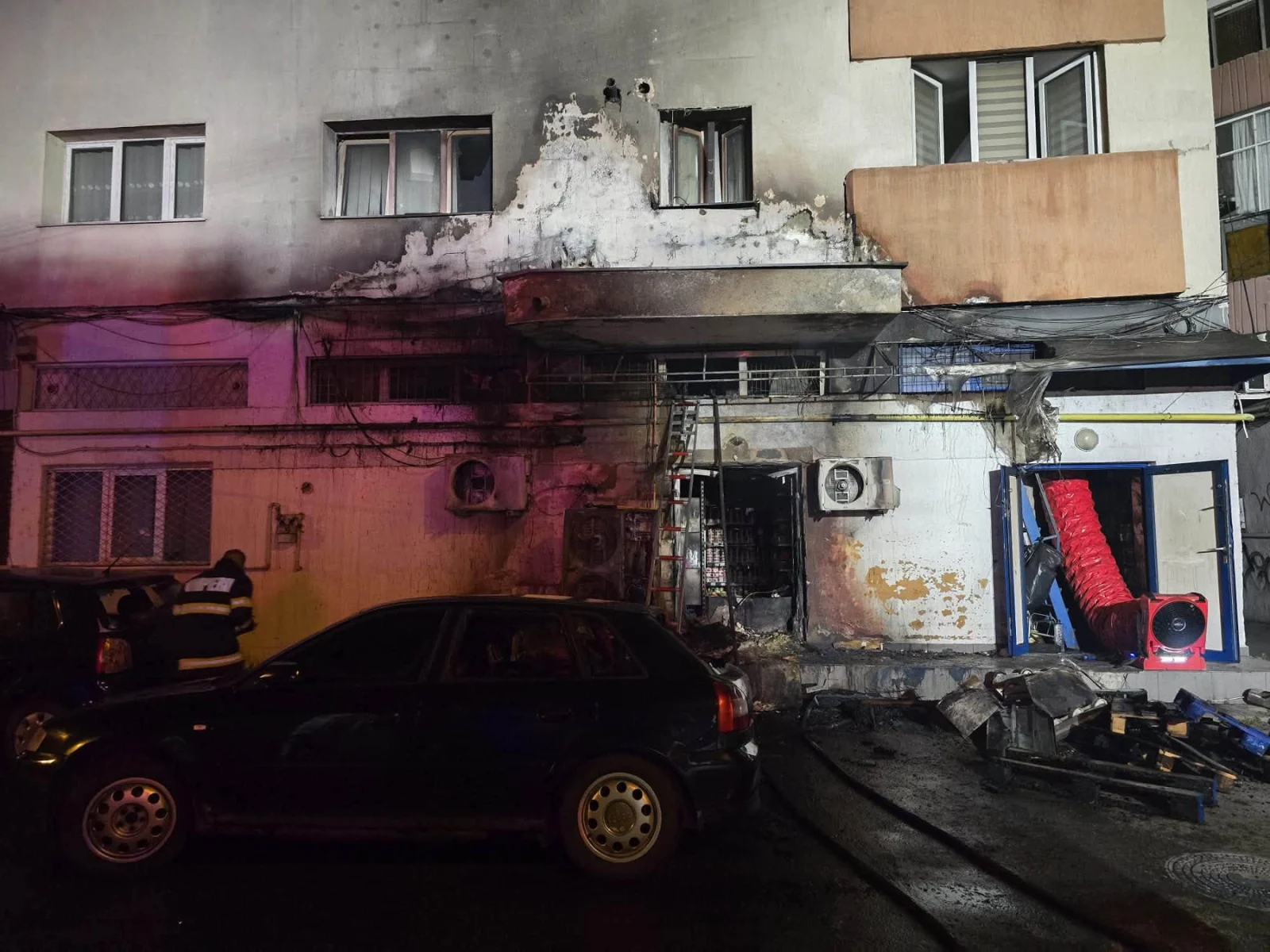 O ghenă de gunoi din Cluj-Napoca a luat foc. Două mașini și fațada unui bloc au fost afectate de incendiu