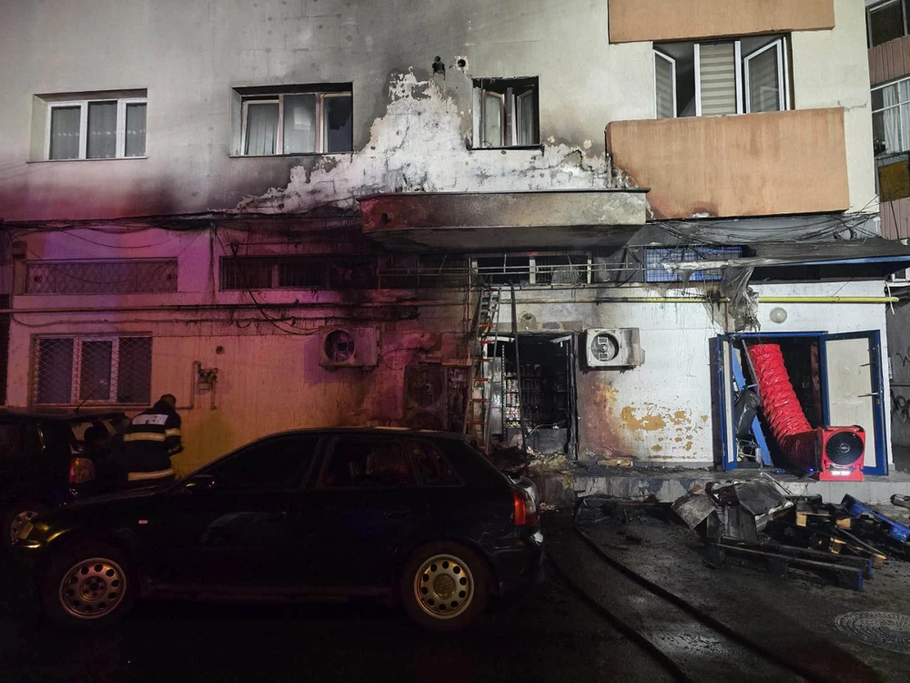 O ghenă de gunoi din Cluj-Napoca a luat foc. Două mașini și fațada unui bloc au fost afectate de incendiu