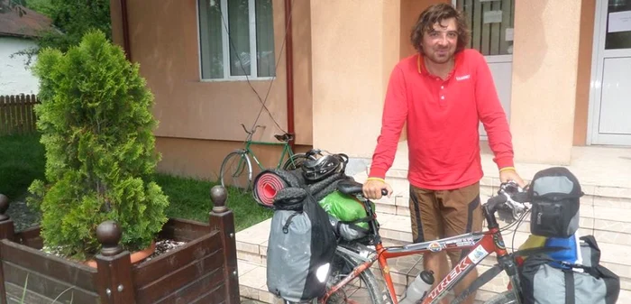 Iulian Angheluţă şi "Biţă", bicicleta cu care face turul României să aducă lumină în casele românilor