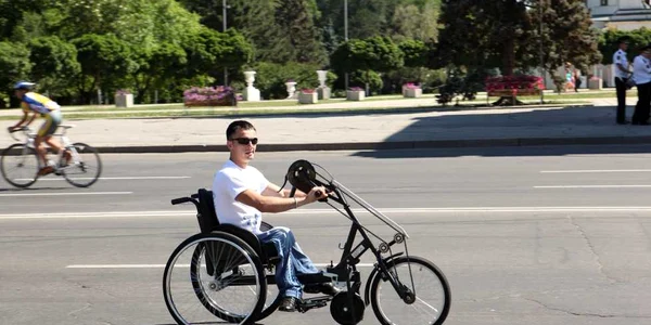 Oamenii cu deficiențe locomotorii au participat cu biciclete special adaptate