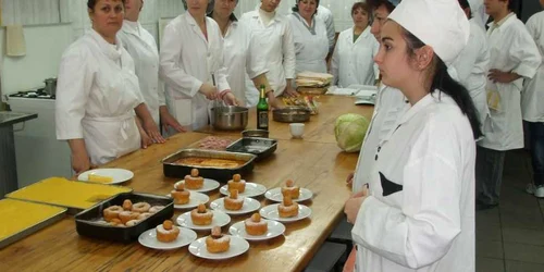 38 de şomeri se pregătesc să devină bucătari la Călimăneşti