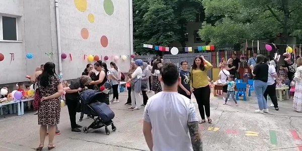 Târg de vară în curtea unei grădiniţe din Slatina. Ce au pus în vânzare copiii