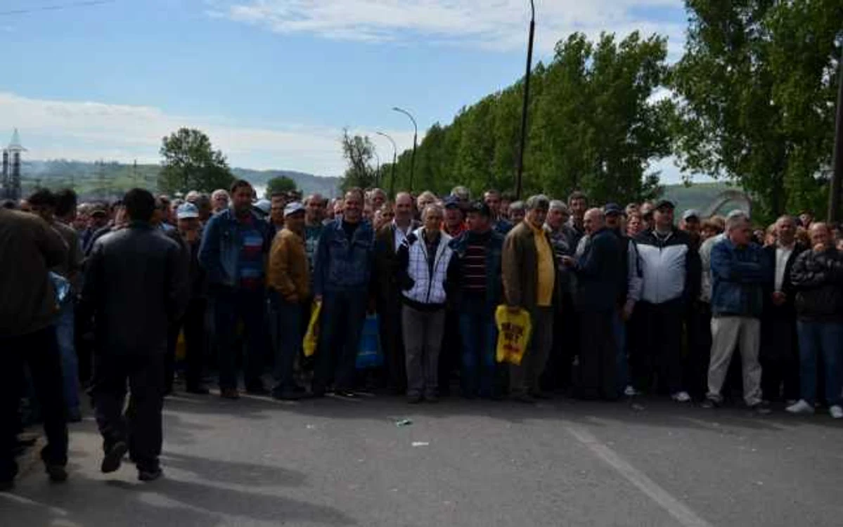 Aproximativ 300 de angajaţi protesteaza pe şoseaua portului