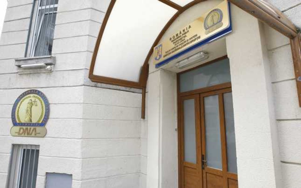 Şeful Serviciului de investigare a criminalităţii economice din cadrul Poliţiei Sectorului 3, trimis în judecată de DNA. A făcut profit de aproape 900.000 de euro