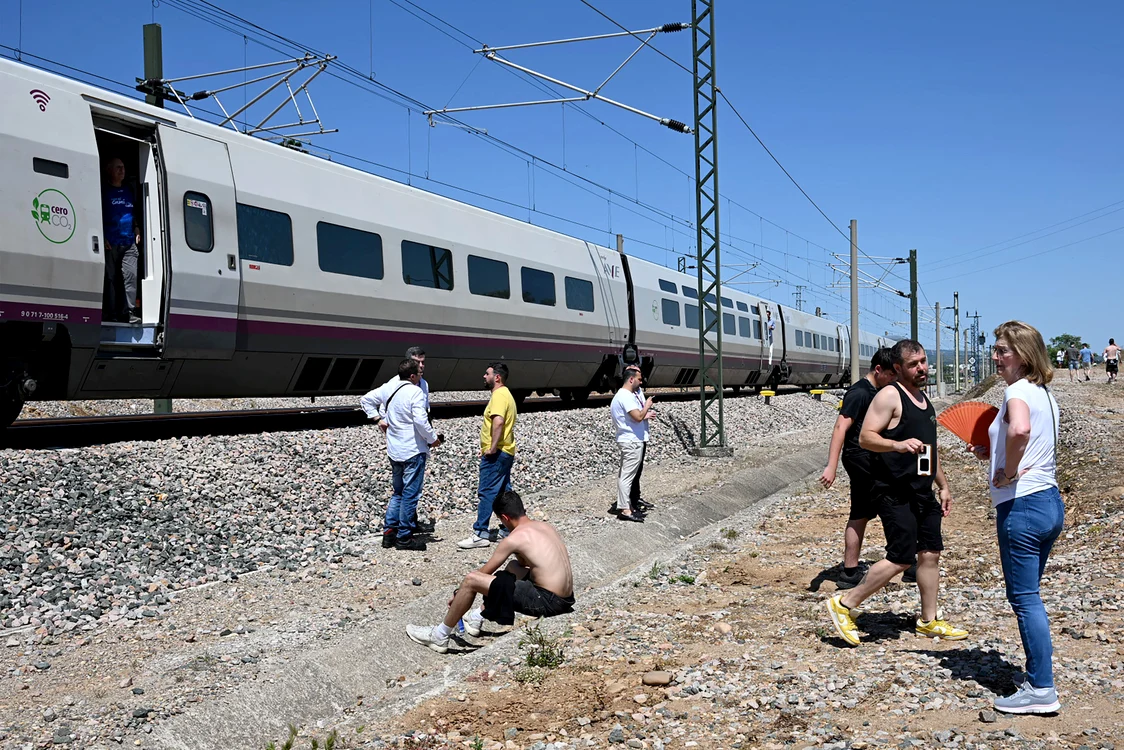 Trenurile nu au mai putut circula o perioadă din cauza penei de curent electric. FOTO: AFP