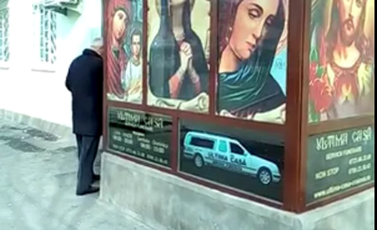 
    Bătrânelul pare că nu știe că se află în fața unei firme de pompe funebreFoto: captură video  