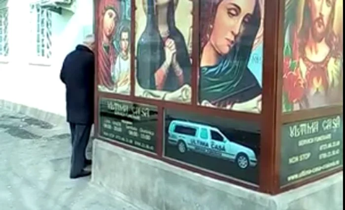 
    Bătrânelul pare că nu știe că se află în fața unei firme de pompe funebreFoto: captură video  