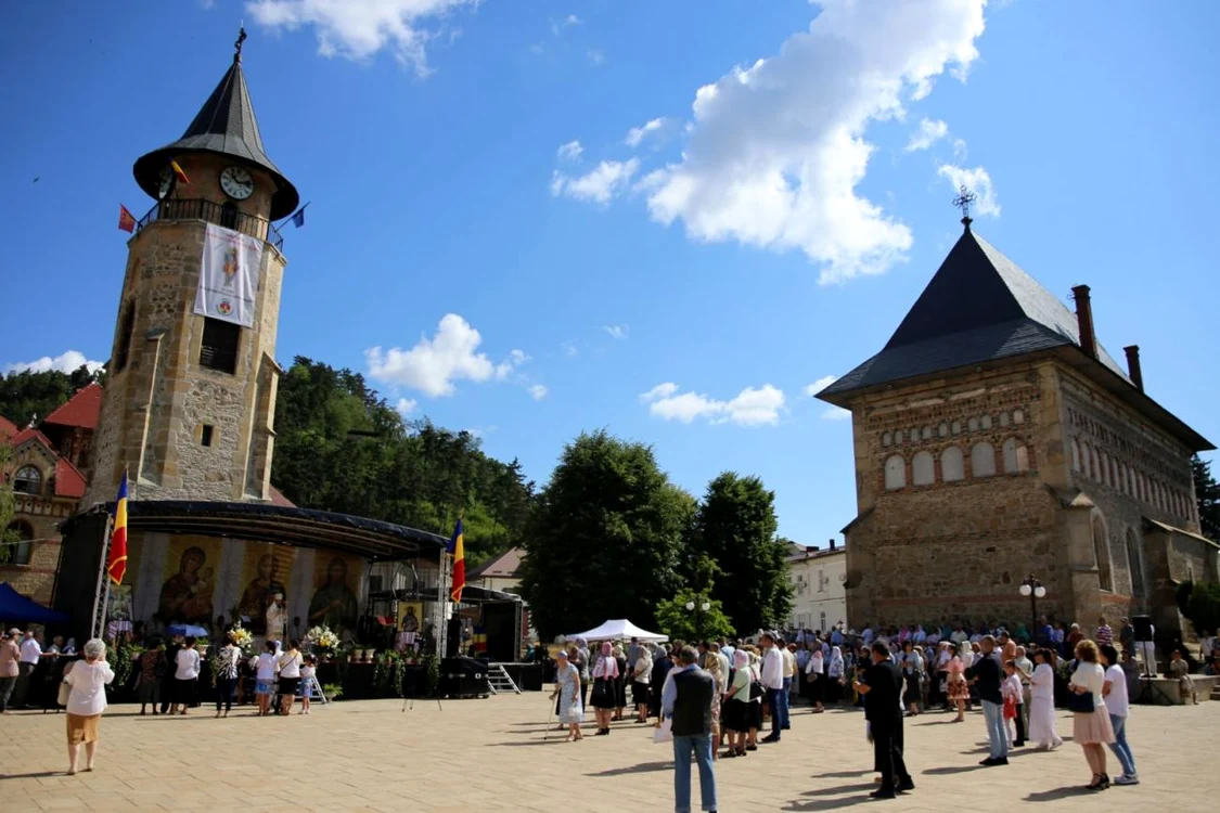 Turnul și biserica lui Ștefan din Piatra Neamț FOTO Doxologia
