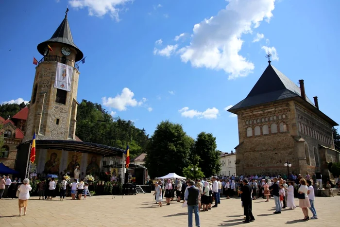 Turnul și biserica lui Ștefan din Piatra Neamț FOTO Doxologia