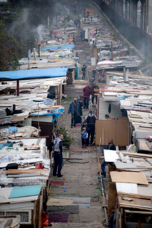 Țiganii și-au construit propriul cartier în Paris