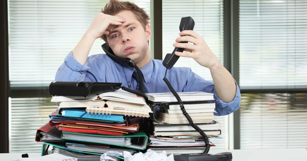 Companiile din România caută angajați rezistenți la stres. Unii le cresc salariile cât să acopere inflația