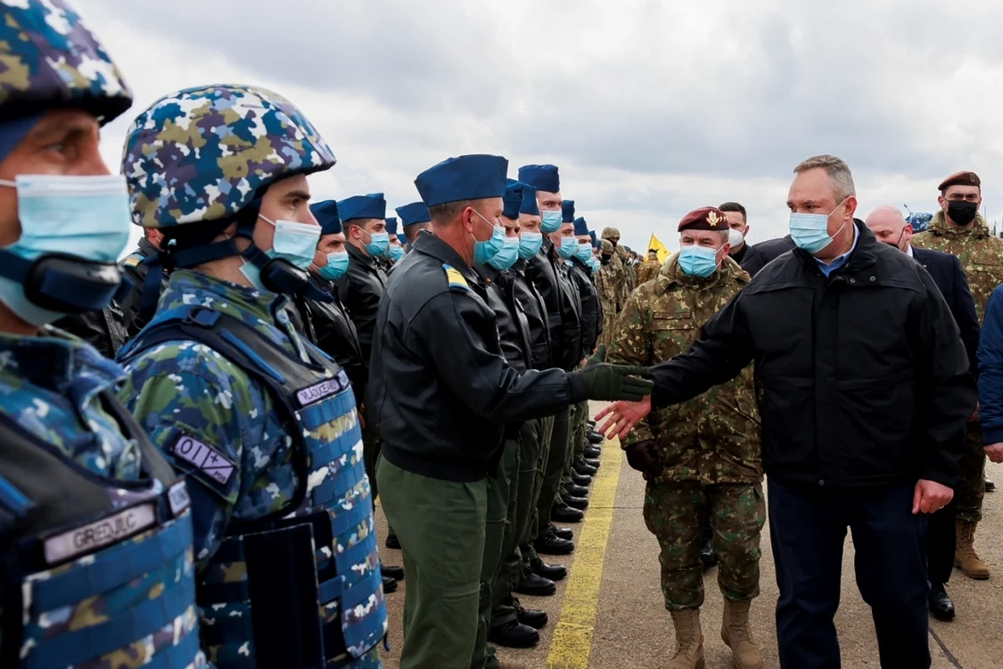 Nicolae Ciucă în vizită la baza aeriana Mihail Kogalniceanu - intalnire cu militarii NATO FOTO Gov.ro