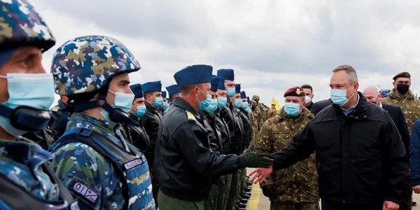 Nicolae Ciucă în vizită la baza aeriana Mihail Kogalniceanu - intalnire cu militarii NATO FOTO Gov.ro