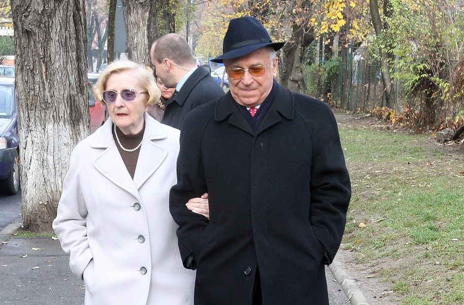 Umrl nekdanji romunski predsednik Ion Iliescu, znanih malo podrobnosti o njegovi ženi Nini