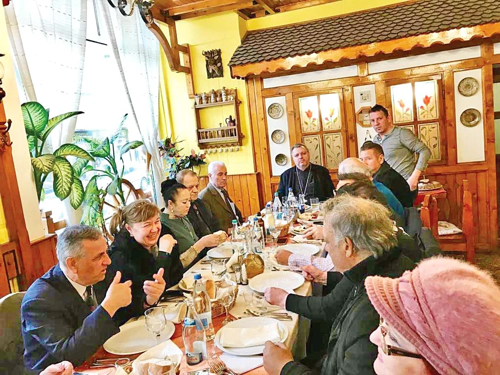 După slujba de la cimitir s-a dat o masă la restaurant